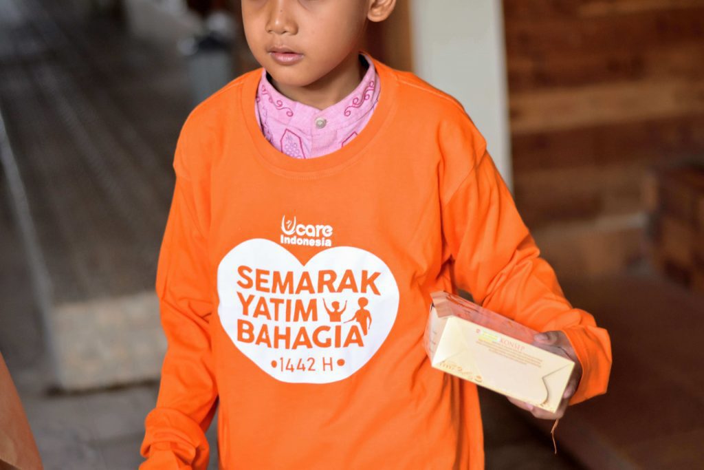 menyantuni anak yatim