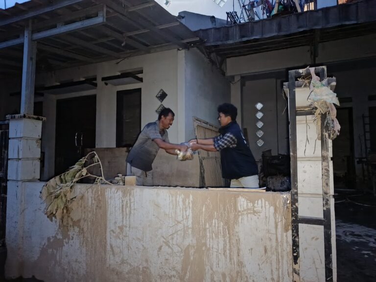 penyerahan bantuan untuk korban banjir