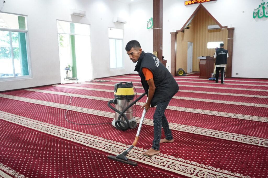 aksi bersih-bersih masjid