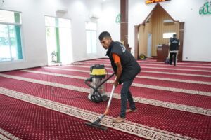 aksi bersih-bersih masjid
