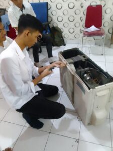 Pelatihan service AC