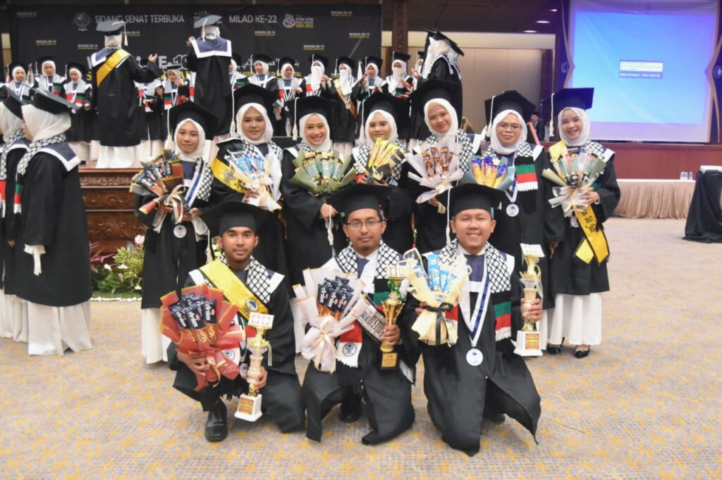 Wisuda STIU Darul Hikmah