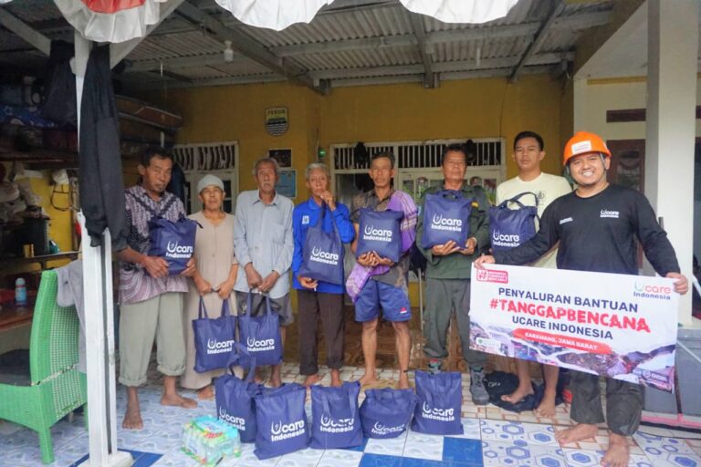 Warga Korban Banjir di Karawang