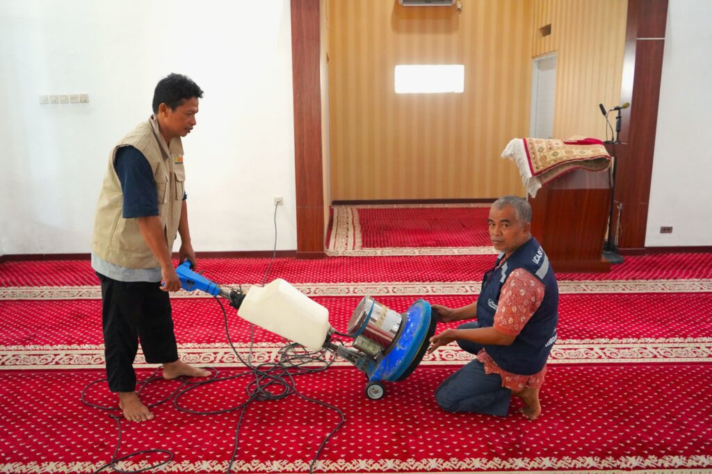 Bersih-bersih Masjid Al Mubarokah Kayuringin