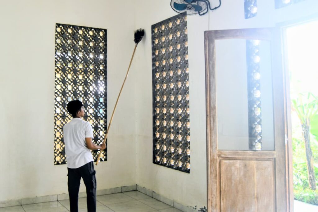 bersih-bersih masjid Ucare