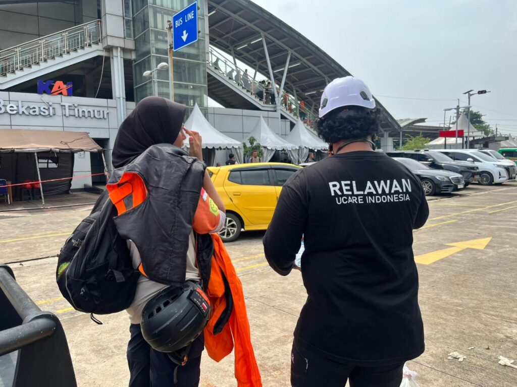 bantuan logistik ke petugas evakuasi kecelakaan KRL