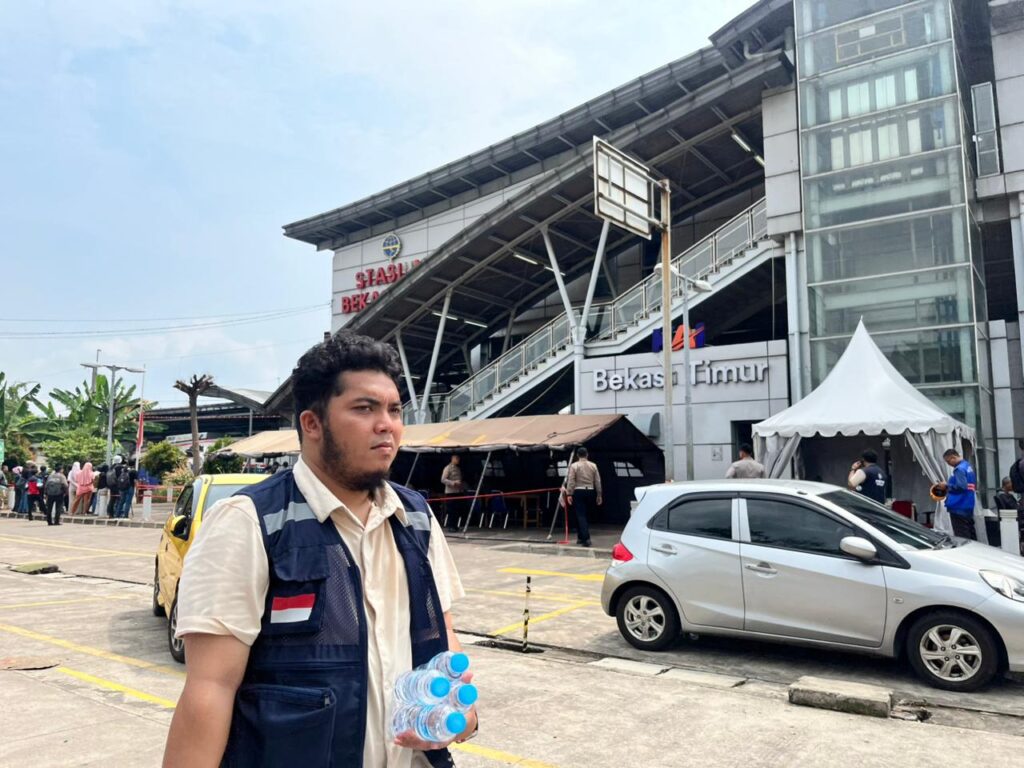 bantuan logistik ke petugas evakuasi kecelakaan KRL