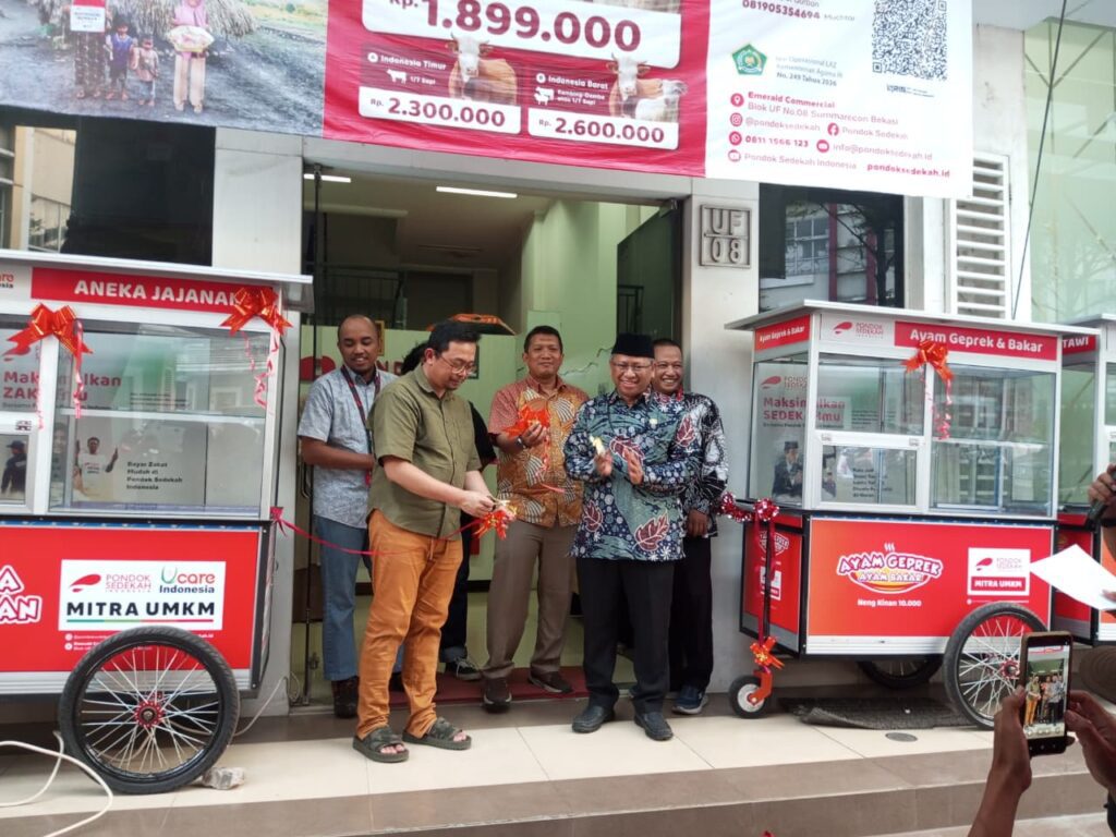 Bantuan modal dan gerobak usaha UCare X Pondok Sedekah