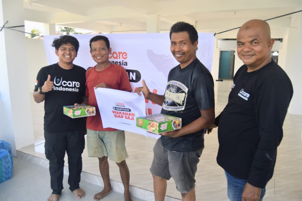 paket makanan siap saji untuk warga Aceh Tamiang