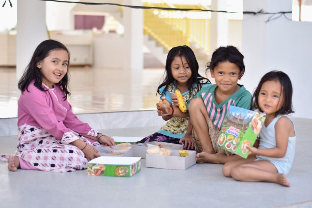 paket makanan siap saji untuk warga Aceh Tamiang