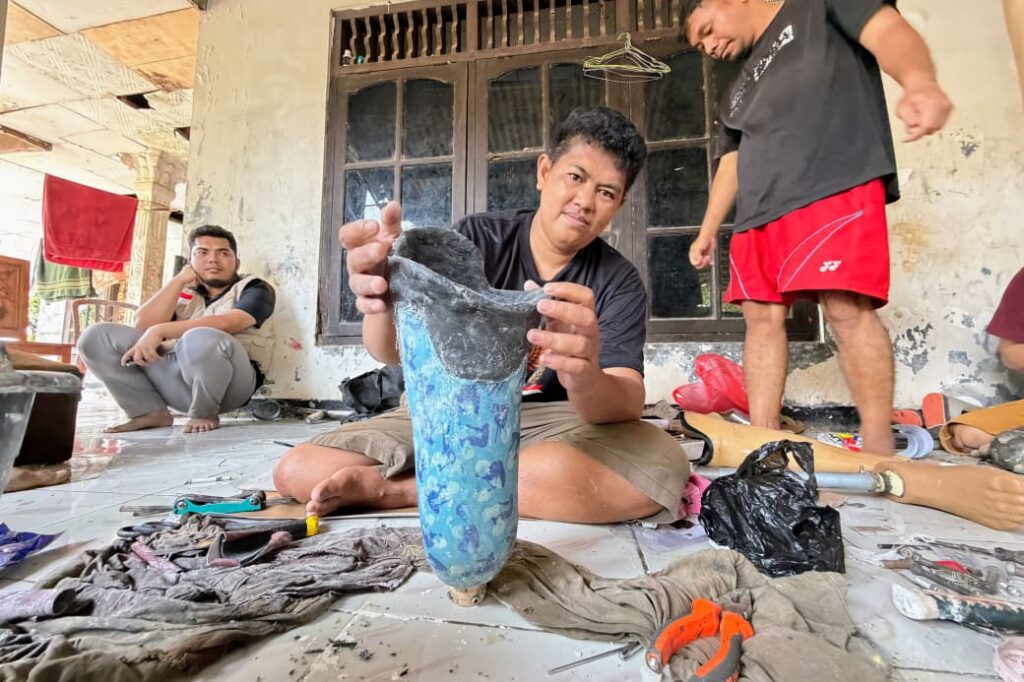 Bantuan kaki palsu untuk Apriliya