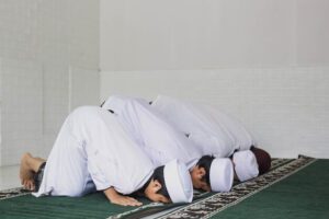hukum laki-laki meninggalkan sholat Jumat