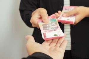 bayar utang atau sedekah