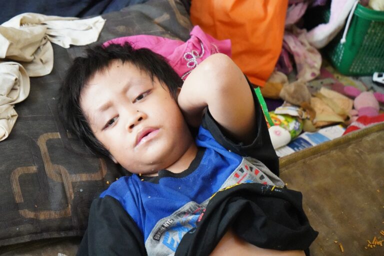 Penyaluran Bantuan Alat Kesehatan dan Susu untuk Kebutuhan Devan