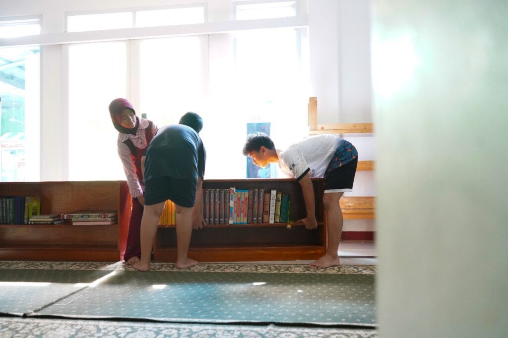 aksi bersih-bersih masjid