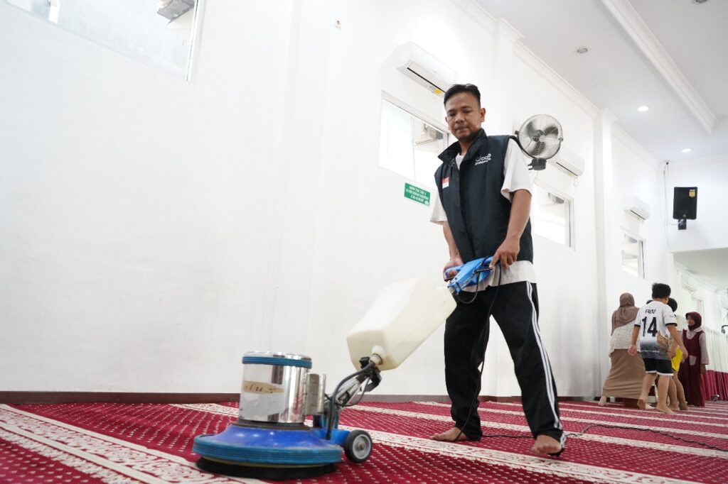 aksi bersih-bersih masjid