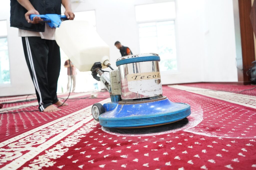 aksi bersih-bersih masjid