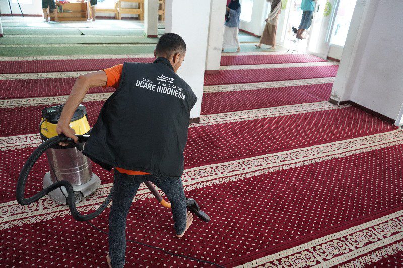 aksi bersih-bersih masjid