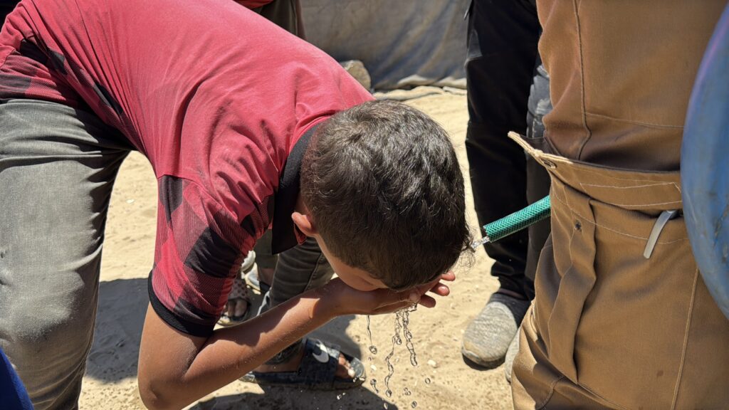 Seorang anak gaza terlihat minum dari Air Bersih Untuk Gaza