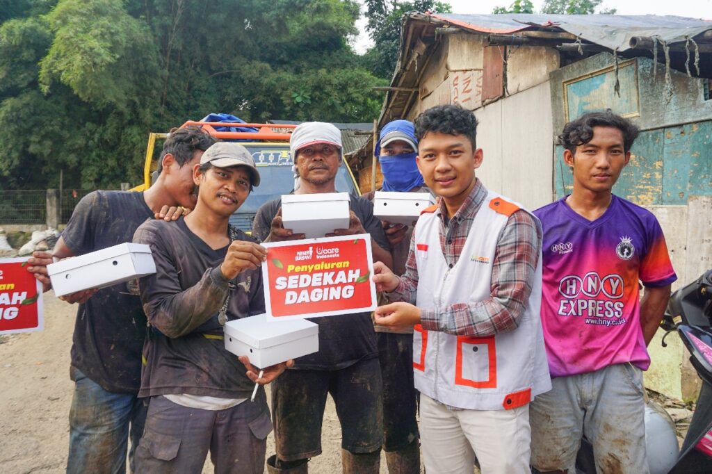 Pendistribusian Sedekah Daging TPA SUMUR BATU (7)