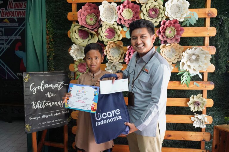 Bekasi – Tanggal 10 Juli 2025 menjadi momen yang tak terlupakan bagi Fahrul, anak yatim berusia 10 tahun yang tinggal bersama ibunya di sebuah kontrakan sederhana di Kota Bekasi. Melalui program Kado untuk Yatim dari LAZ Ucare Indonesia, Fahrul akhirnya bisa mewujudkan keinginannya untuk dikhitan, sesuatu yang selama ini hanya bisa ia impikan karena keterbatasan ekonomi. Program ini merupakan salah satu bentuk kepedulian sosial dari dana zakat para muzakki yang disalurkan secara langsung dan personal kepada anak-anak yatim yang membutuhkan. Bukan sekadar program bantuan, tetapi juga bentuk cinta nyata yang mampu mengangkat semangat dan kepercayaan diri anak-anak dalam kondisi sulit. Kisah Fahrul: Ingin Jadi Imam, Tapi Belum Dikhitan Fahrul adalah anak bungsu dari Ibu Yani, seorang janda yang terpaksa berhenti bekerja sebagai asisten rumah tangga karena gangguan pada kakinya. Sejak saat itu, penghasilan harian mereka terputus, biaya kontrakan menunggak, dan kebutuhan pokok makin sulit dipenuhi. Di tengah keterbatasan itu, Fahrul menyimpan satu harapan: ingin dikhitan agar bisa jadi imam salat seperti teman-temannya. Ia bahkan pernah pura-pura sudah dikhitan agar tak malu di depan lingkungan. Namun dalam hati, ia masih berharap keajaiban datang. Dan keajaiban itu datang dari tangan-tangan para dermawan. Zakat Menghadirkan Senyuman: Khitan di Klinik Aqsha Galaxy Melalui program Kado untuk Yatim, Fahrul menjalani proses khitan di Klinik Aqsha Galaxy, Kota Bekasi. Prosesnya berlangsung lancar, dan Fahrul terlihat bahagia dan lebih percaya diri setelahnya. LAZ Ucare Indonesia tidak hanya menanggung biaya khitan, tapi juga memberikan santunan tunai serta bingkisan spesial sebagai bentuk dukungan penuh. Bantuan ini menjadi lebih dari sekadar khitan—ini adalah langkah awal untuk membangun semangat dan masa depan Fahrul. Kado Kebaikan: Zakat yang Menguatkan Asa Bagi Ibu Yani, bantuan ini adalah bukti bahwa mereka tidak sendiri. Zakat yang dikelola dengan amanah telah menyentuh sisi emosional dan spiritual keluarga mustahik, membuktikan bahwa Kado untuk Yatim bukan hanya program, tapi juga jembatan kebaikan yang menyentuh hati. kado untuk yatim