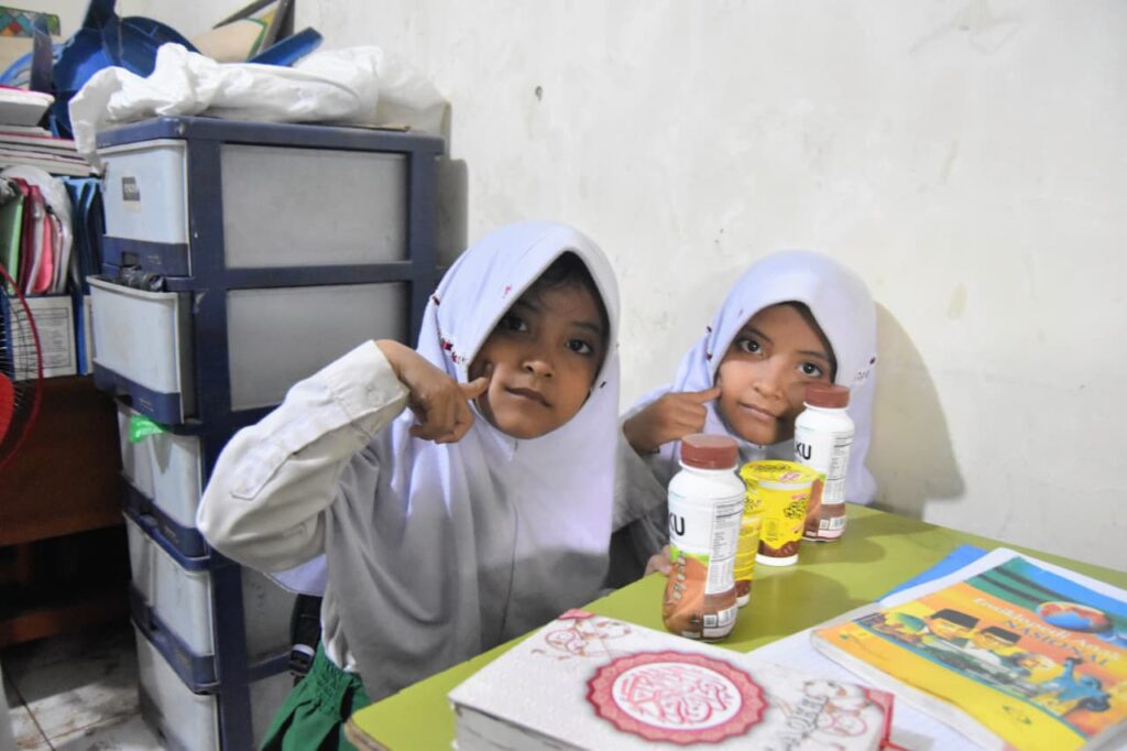 Siswa sekolah MI Hidayatullah II Pekayon