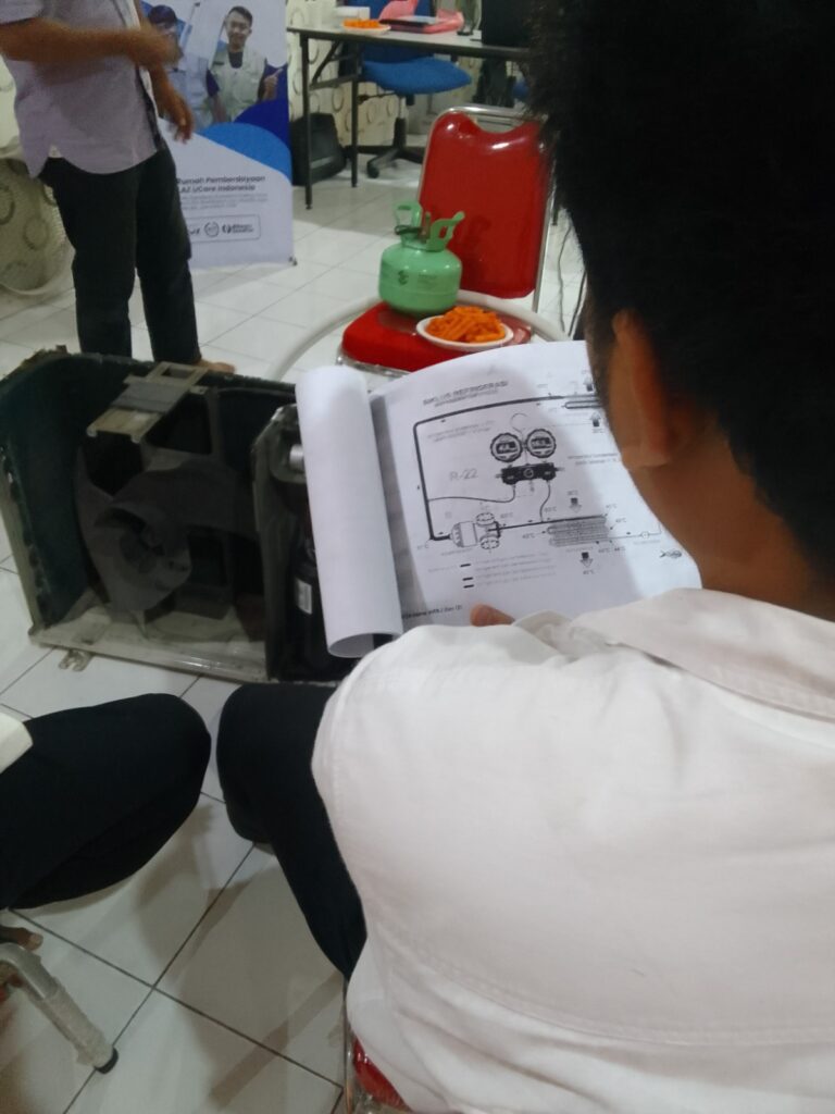 Pelatihan service AC