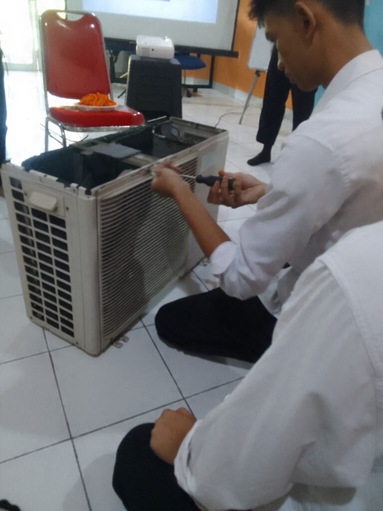 Pelatihan service AC