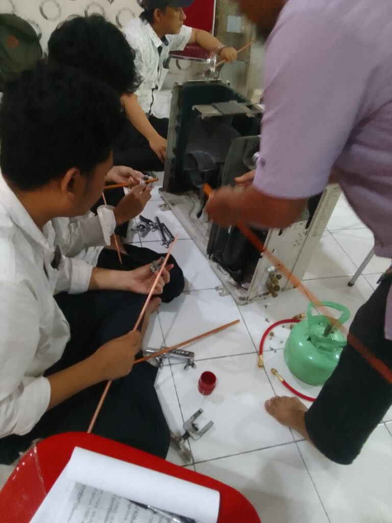 Pelatihan service AC