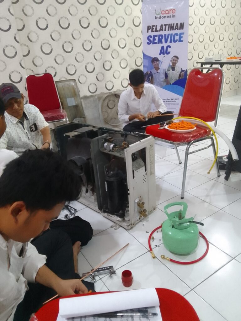 Pelatihan service AC