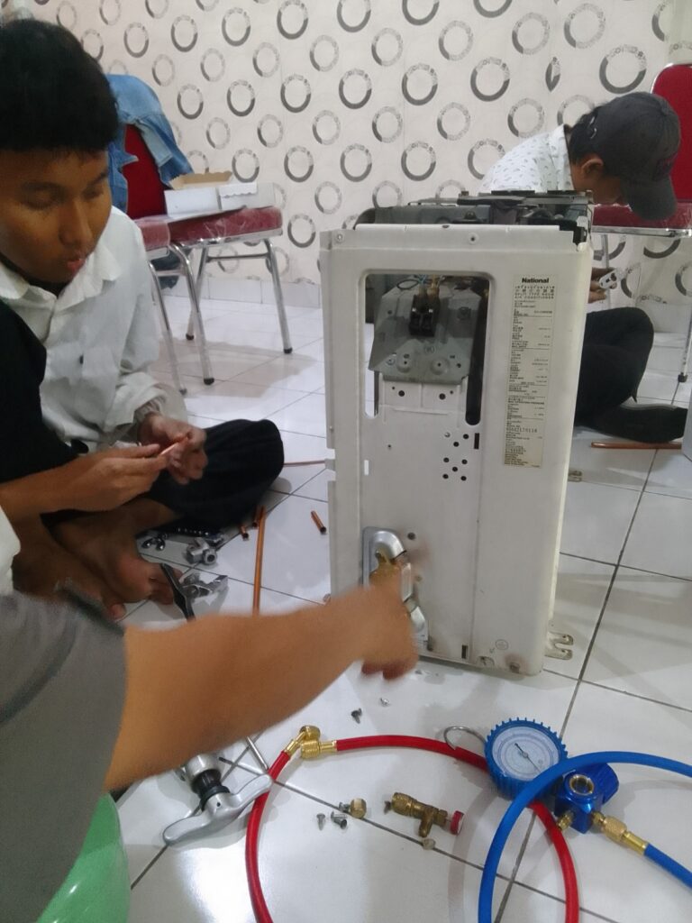 Pelatihan service AC