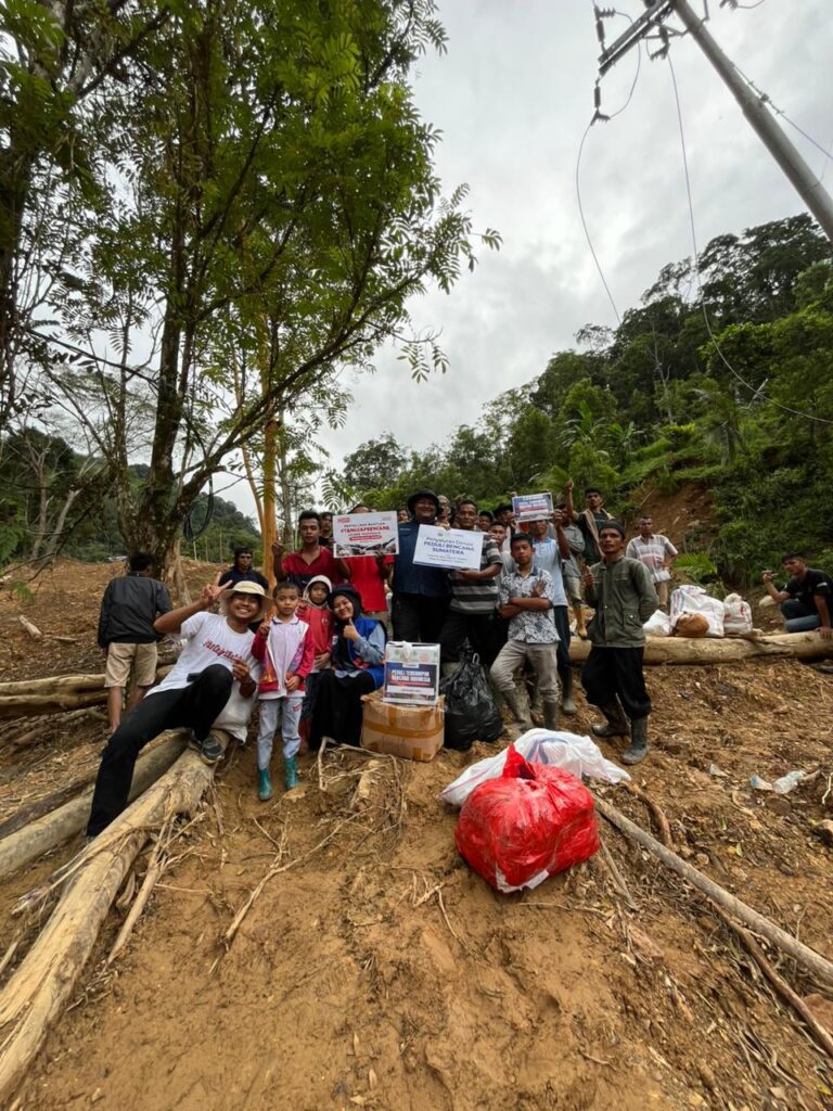 Penyaluran bantuan bencana Sumatera Barat