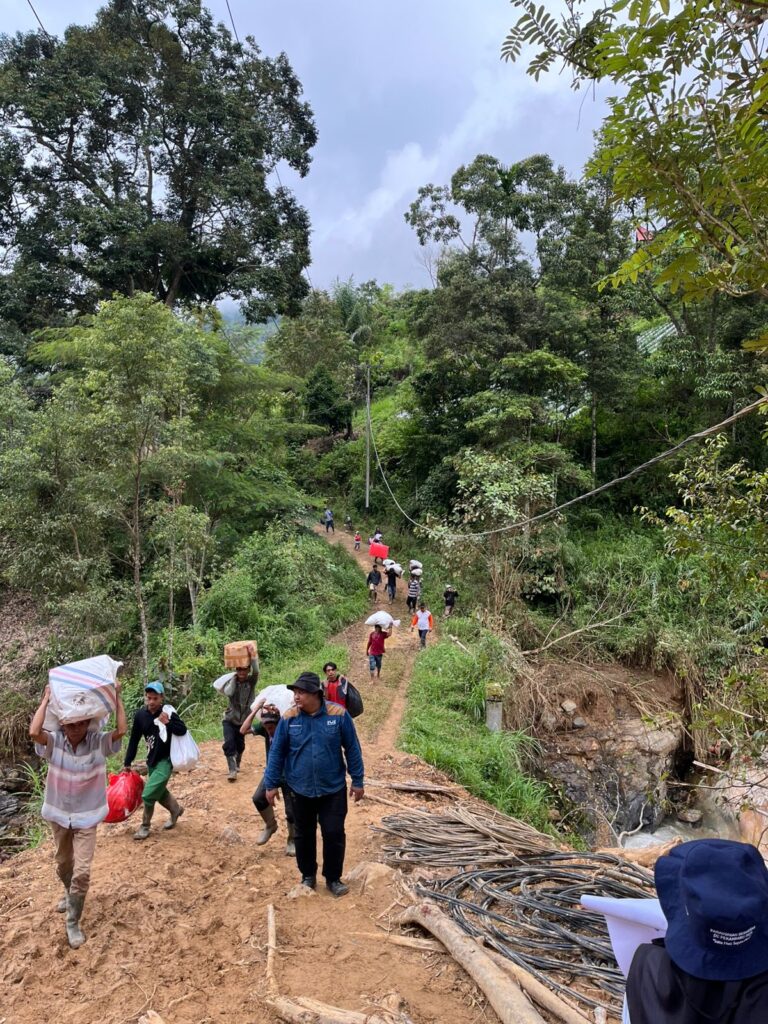 Penyaluran bantuan bencana Sumatera Barat
