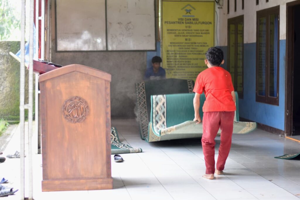 bersih-bersih masjid UCare