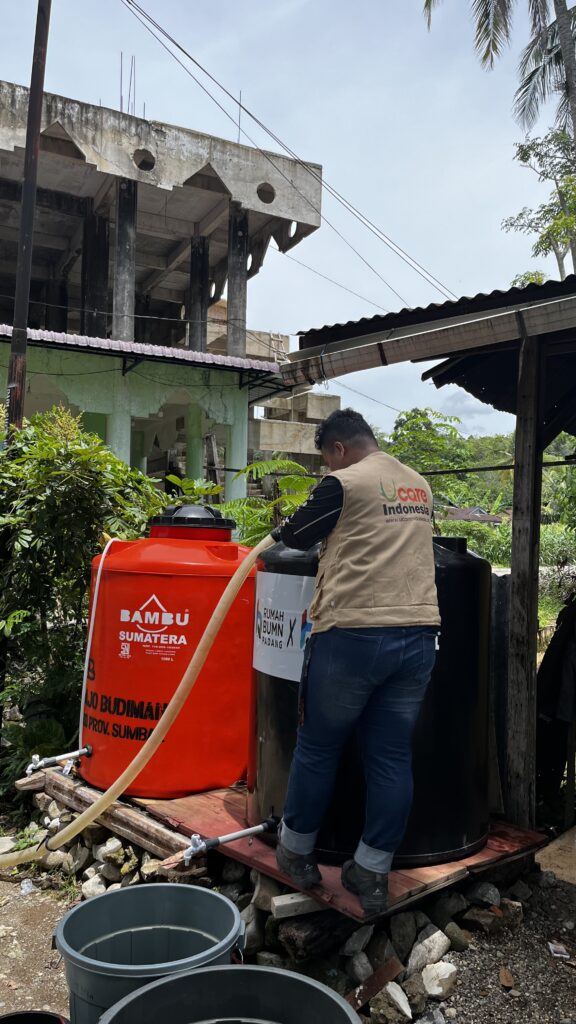 Bantuan air bersih untuk korban bencana Sumatera di Padang