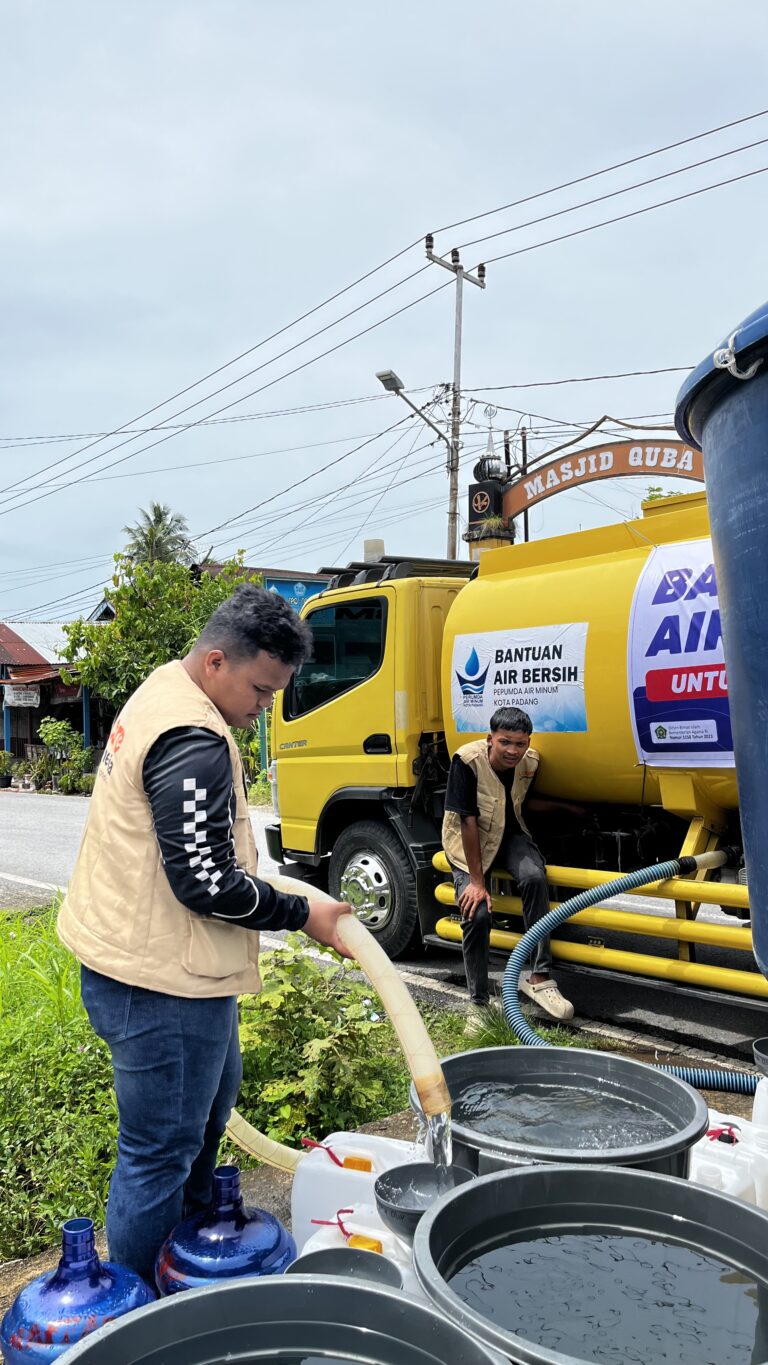 bantuan air bersih untuk korban bencana Sumatera di Padang