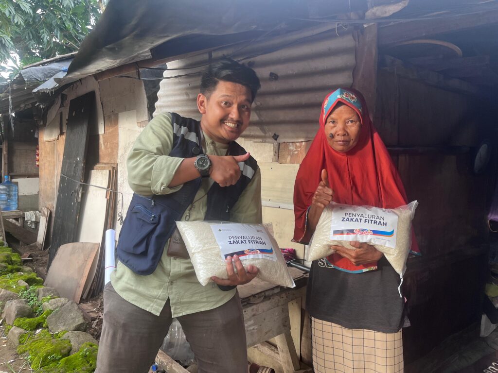 penyaluran zakat fitrah UCare Indonesia 1447 H