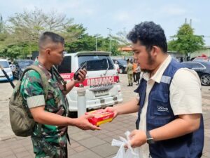 bantuan logistik ke petugas evakuasi kecelakaan KRL Bekasi