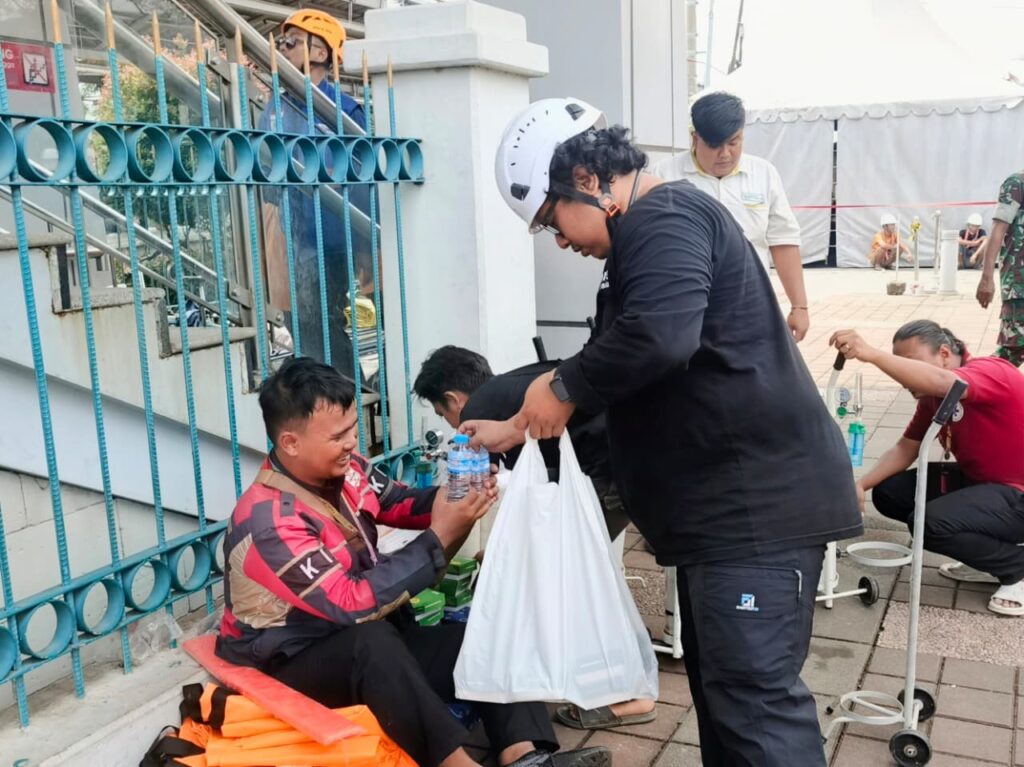 bantuan logistik ke petugas evakuasi kecelakaan KRL
