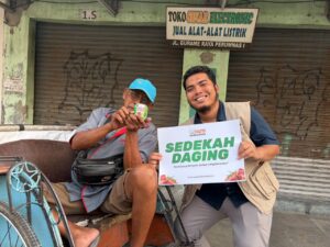 Sedekah Daging UCare Indonesia: Peduli Kebutuhan Gizi Warga Pejuang Nafkah di Jalan