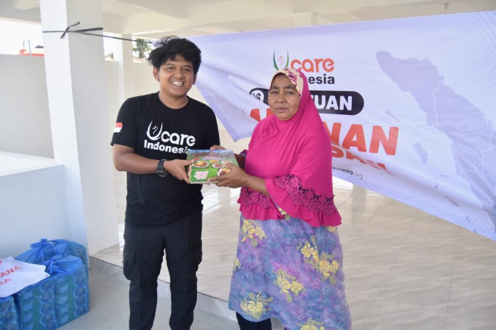 paket makanan siap saji untuk warga Aceh Tamiang