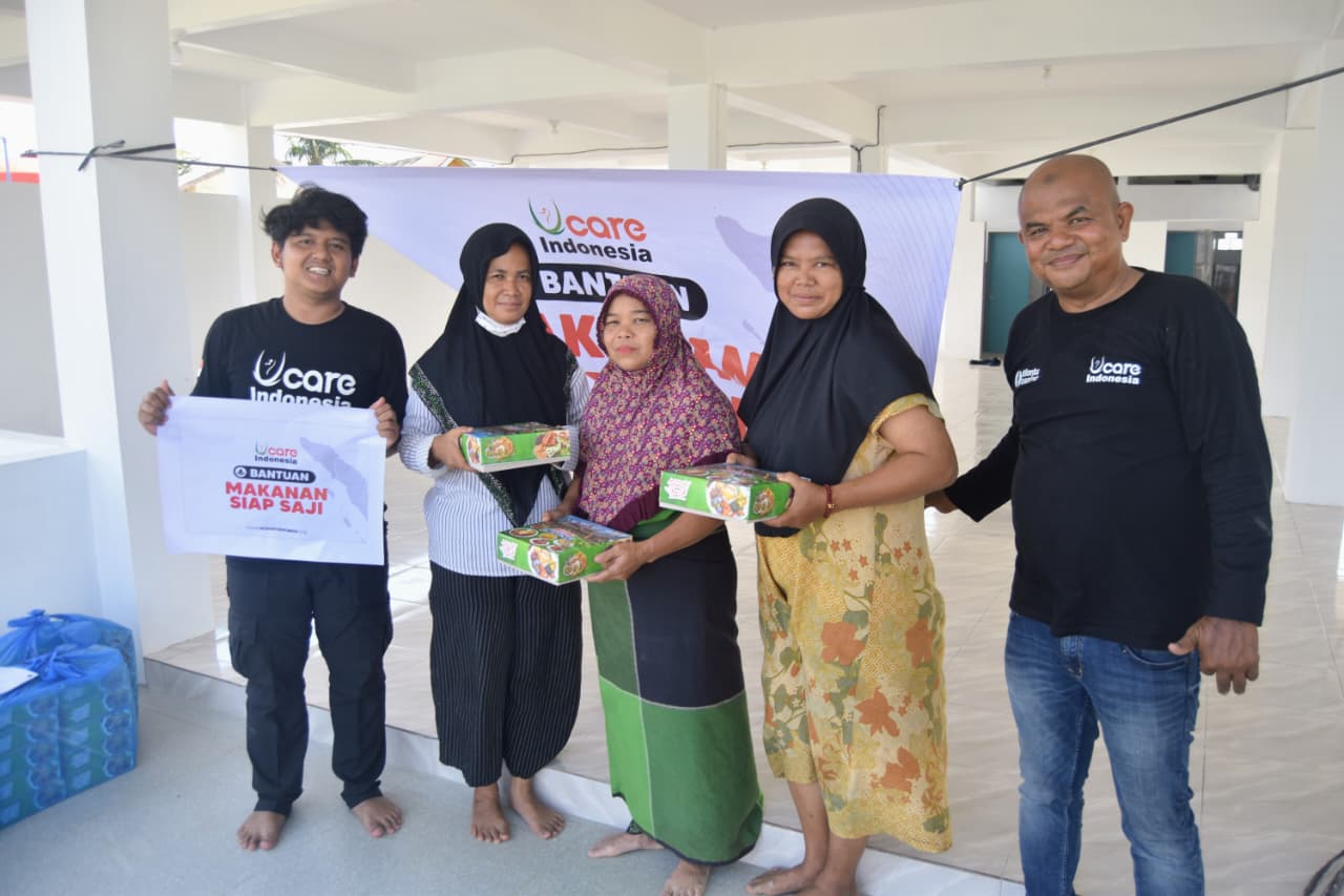 paket makanan siap saji untuk warga Aceh Tamiang